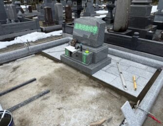 石碑を据え付けた後、石を貼っています