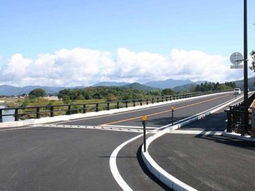 新鶴岡橋の親柱
