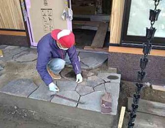 職人が目地の幅を合わせながら、丁寧に貼っていきます。