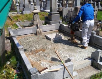 墓地を持っておられたK様。敷かれていた砂利を一旦撤去し整地作業