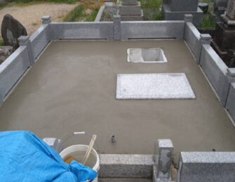 納骨室を据えて、下地コンクリートを施工しました