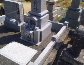 砂利を敷き詰めた後、樹脂で固めてあります。