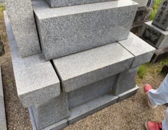 ズレが生じて隙間が空いてしまた舞台石です。