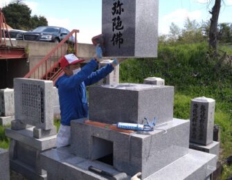 クレーンで吊り下げながら丁寧に竿石を据えます。