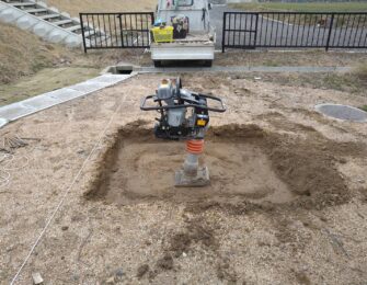 土台となる部分をしっかり転圧します。