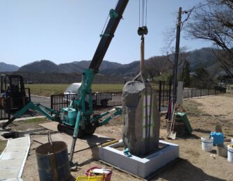 カニクレーンで吊り下げて据え付けます。