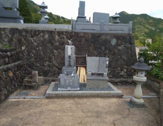 副碑が斜めに傾いているのがわかります。こちらを土台から直していきます。