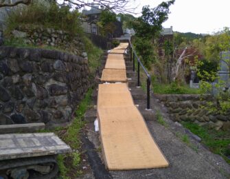墓地までの長い階段に運搬機を通すため畳を敷きました。