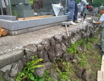 既設の石垣を一旦解体します