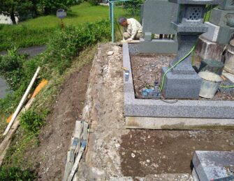 延石周りの通路にコンクリートを打ち、滑らないようにハケ引きしザラザラした表面に仕上げます