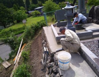 墓地内にも草抑えのコンクリートを打ちます