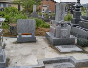 きれいになった石碑・副碑・灯篭を据え付け、この後那智黒石を敷き詰めます