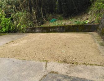 山の中の墓地より石碑・副碑・灯篭・巻石を取外し、撤去後は土入れをして整えました