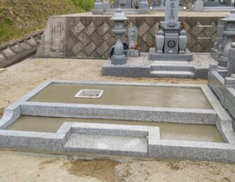 お寺の造成墓地に合うように、持ち帰った巻石を加工し据え付けています