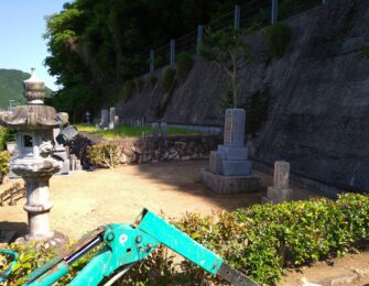 既設の歴代碑を取外し工場にてクリーニング致します