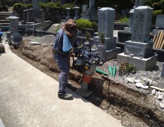 整地転圧しコンクリート打設の後、延石を据え付けます