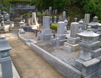歴代碑据え直し・代々碑据付・化粧砂利敷均しで完成です