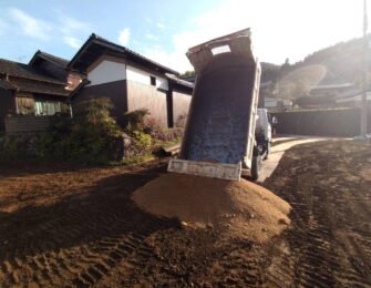 木の根や石などを撤去処分