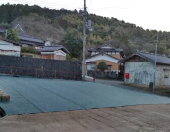 畑土の入っている所は防草シートで覆っています