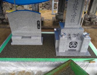 巻石に養生をして、石碑周りに樹脂砂利施工をしています