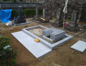 巻石内を掘削・転圧・整地し、納骨室を設置しています