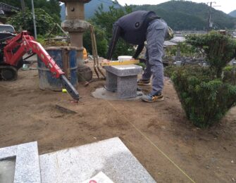 ベンチ型の物置台も据えていますので、腰を掛ける事ができます