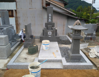 石碑・副碑・灯篭等を据え付け、仕上げに砂利を敷き均しています