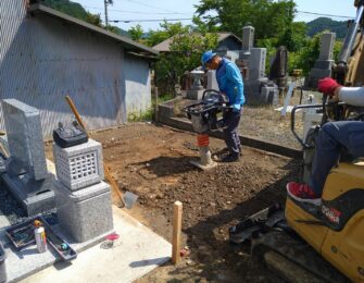 新しい墓地に砕石を入れ転圧しています