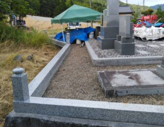 まっすぐではない所にも寸法を合わせて設置していきます
