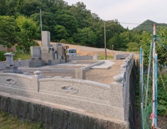 玉垣で囲うと一段と豪華な墓地になりました