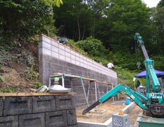 草刈り・整地をして、ブロックを積上げました