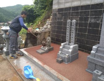 石碑周りに赤土を舗装しています