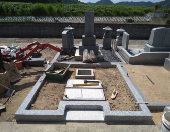 納骨室・拝石を据え付けています