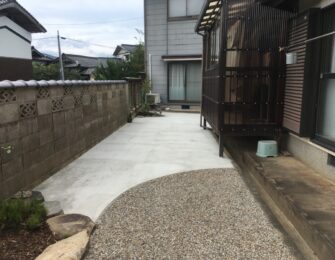 通路にはコンクリートを打っています