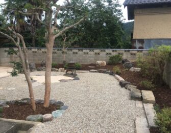 庭灯篭の周りに無草土を敷き、広範囲に砂利も敷き均しました
