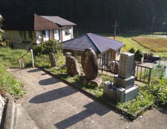 既設の石碑を撤去し、転圧・草抑え処置をします