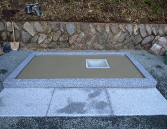 中央のくぼみは納骨室となります