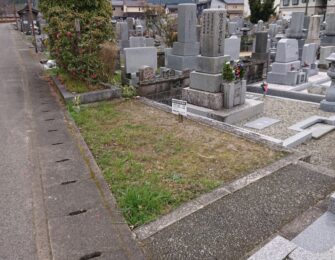 共同墓地の一画への建立です