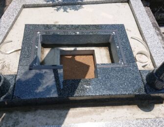 納骨室を設置し、四ツ石を据え付けます