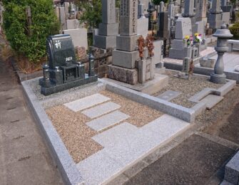 滑り止めにバーナー仕上げを施した拝石を並べ、明るい色の砂利を敷き均しました