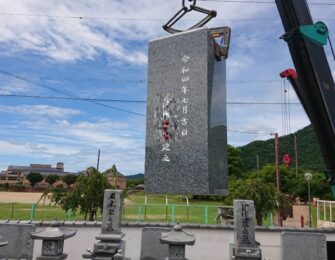 カニクレーンで吊り下げ、据付します