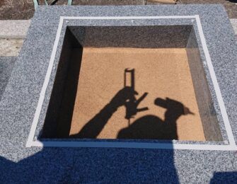 納骨が出来る様に真砂土が入っています