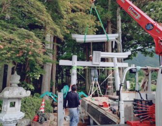 クレーンで吊り上げながら建てています