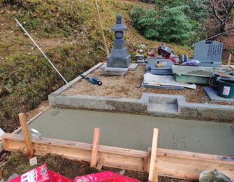 石碑を据え付け、墓地前にコンクリートを打ちます
