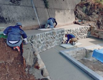 石垣の天端コンクリート仕上げ