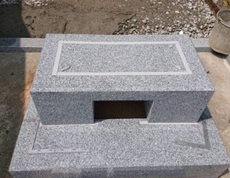 石碑には耐震テープを使用しています