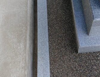 石碑周りは細かな砂利を樹脂で固めています