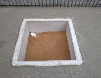 土を入れた納骨室