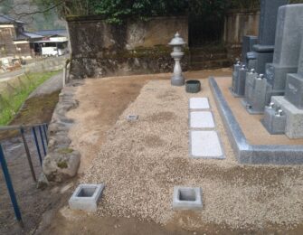 石碑前には拝石を設置しています