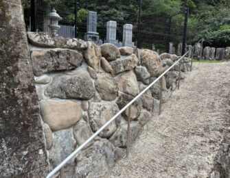 墓地への坂道に手すりを取り付けました